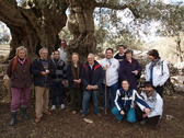 Algunos asistentes junto al Olivo del Pulgarn