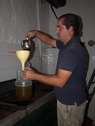 Nacho Prez extrayendo la flor de aceite. P.L