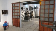Interior del museo con las cajas de bombas