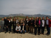 Socios de Olearum ante la Sierra de Cazorla