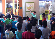 Escolares morachos durante una visita al Museo
