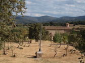 Reloj de Sol y Ermita de Dulcis. Foto: P. Lorenzo