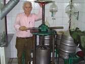 Obsequiaba con su oro luido a sus amigos