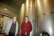 oaqun Sempere, padre e hijo,posan en su alamazara
