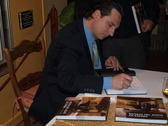 Francisco Lorenzo firmando ejemplares. P.L