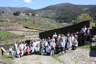 Socios junto al Lagar de Eras (Hurdes). Foto: P.L