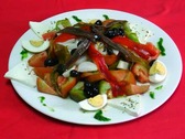 Ensalada de pimientos, anchoas, huevo, aceitunas..