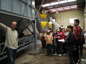Gabriel Alsina mostrando su molino a escolares
